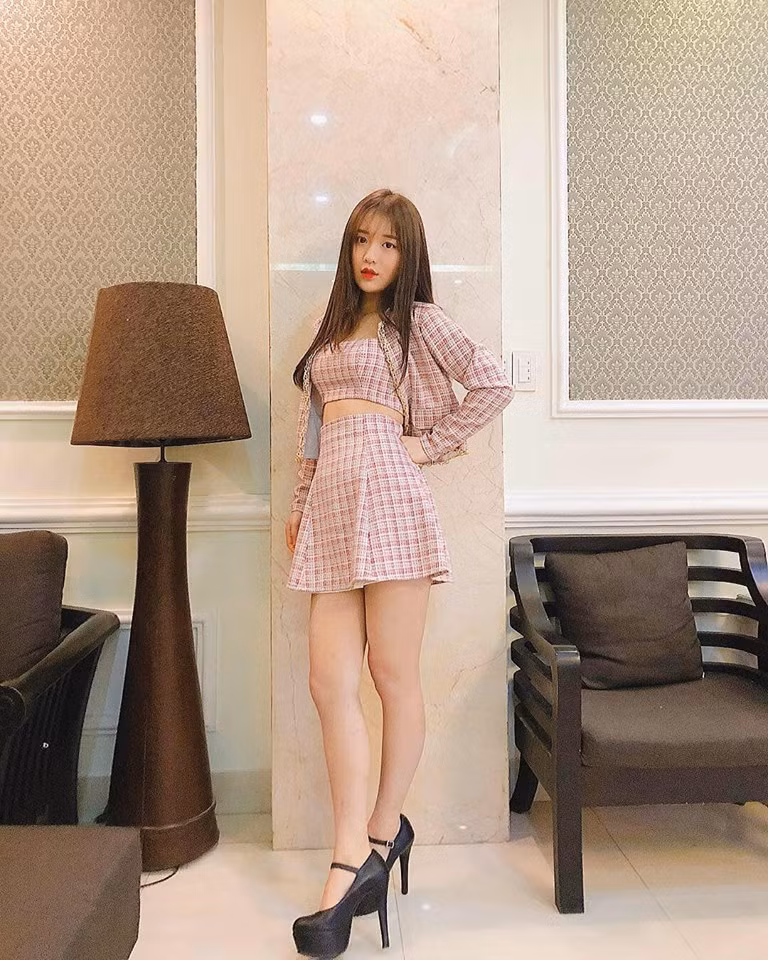 Han Sara diện trang phục ngắn để khoe chân dài.