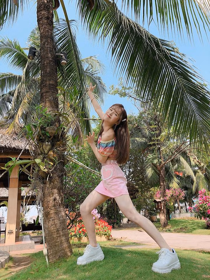 Han Sara cho biết cô phải gập bụng 200 cái mỗi ngày để sở hữu vòng eo con kiến.