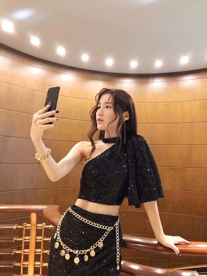 Bước ra từ cuộc thi âm nhạc The Voice - Giọng hát Việt, Han Sara ghi dấu ấn với khán giả bằng giọng hát nội lực đầy ấn tượng dù chỉ mới bước vào tuổi 18. Cô nàng 10X này còn gây ấn tượng với người hâm mộ nhờ những sản phẩm âm nhạc chất lượng và ngoại hình xinh đẹp với vòng eo siêu nhỏ 53cm.