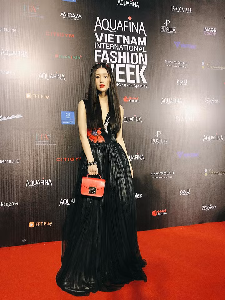 Người đẹp xuất hiện quyến rũ trên thảm đỏ với chiếc đầm đen xẻ ngực sâu.