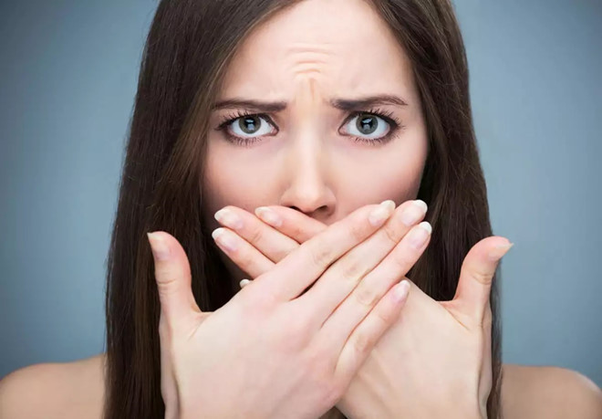 Hôi miệng: Viêm nướu, viêm nha chu có thể dẫn đến hôi miệng hoặc thậm chí rụng răng. Nhưng đây không phải là tất cả. Nghiên cứu trên tạp chí Y học Dự phòng Mỹ cho biết hôi miệng cũng cảnh báo trái tim của bạn gặp rắc rối. Thực tế là vi khuẩn từ nướu bị viêm có thể xâm nhập vào hệ thống tim mạch và bắt đầu gây viêm cho vùng mới. Nguy cơ mắc bệnh tim ở những người bị viêm nha chu cao hơn 20%.