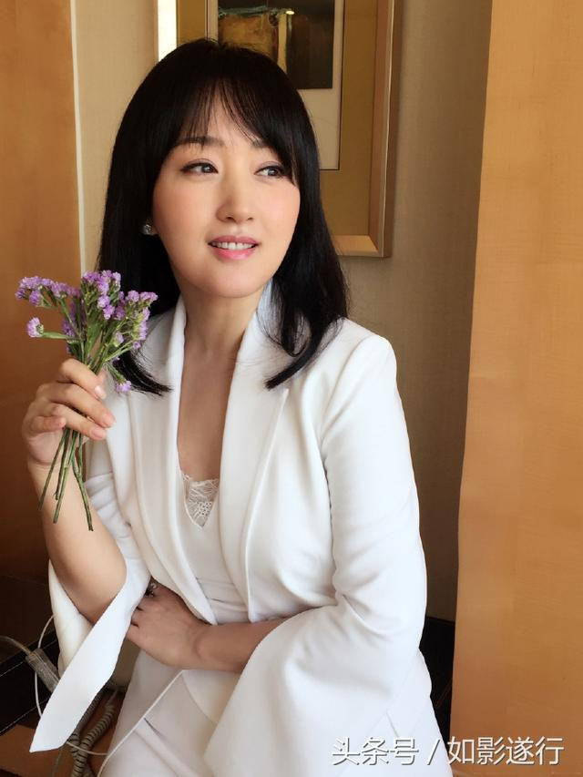 Cô rất biết tận dụng trang phục màu trắng để "ăn gian tuổi". 