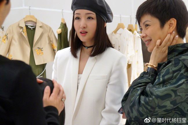 Kiểu tóc buông và cách trang điểm nhẹ nhàng cũng góp phần giúp Dương Ngọc Oánh trông trẻ hơn tuổi thật. Ảnh: Internet.