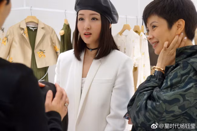 Kiểu tóc buông và cách trang điểm nhẹ nhàng cũng góp phần giúp Dương Ngọc Oánh trông trẻ hơn tuổi thật. Ảnh: Internet.