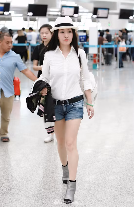 Cô luôn được bình chọn trong top "những mỹ nhân không tuổi" của làng giải trí Hoa ngữ.