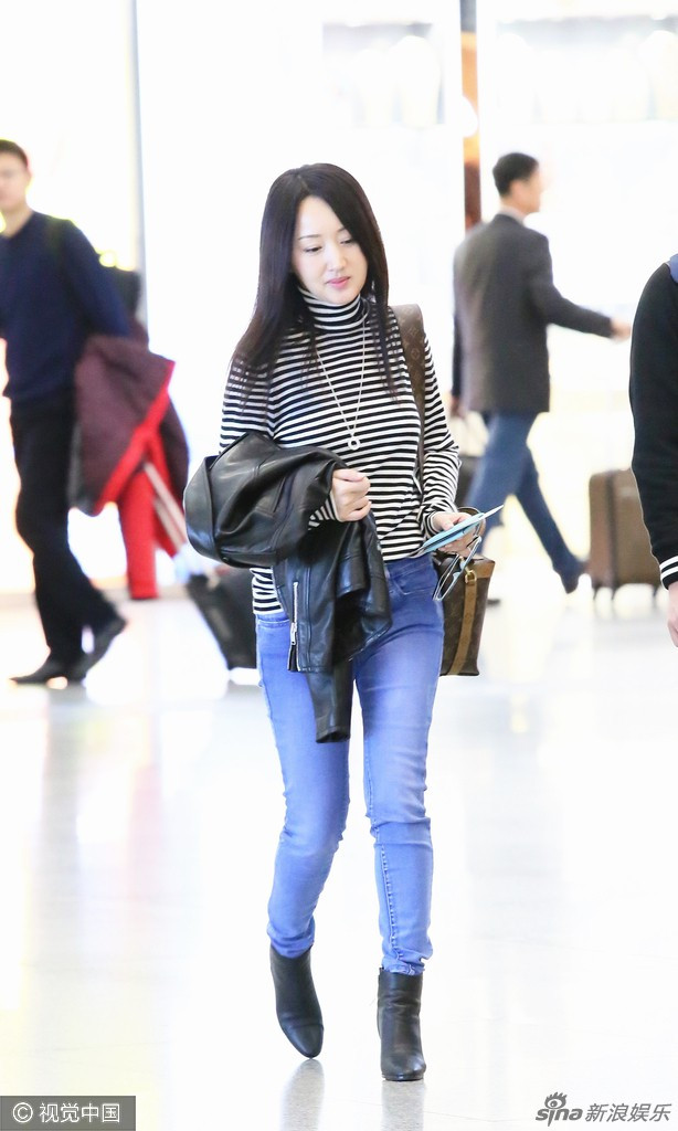 Khi ra sân bay, cô thường diện những mẫu quần jean mix cùng áo thun và boots vừa giúp khoe đôi chân thon gọn, lại đơn giản, năng động.