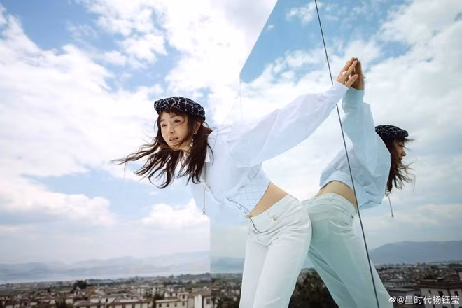 Dương Ngọc Oánh luôn biết ăn gian tuổi tác bằng cách diện những món đồ trẻ trung, vừa giúp ghi điểm phong cách mà vẫn phù hợp với lứa tuổi.