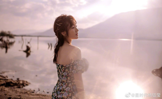 Nhờ phong cách thời trang trẻ trung và nhan sắc không tuổi, nữ ca sĩ U50 trông như thể một cô gái tuổi đôi mươi xinh đẹp và sành điệu.