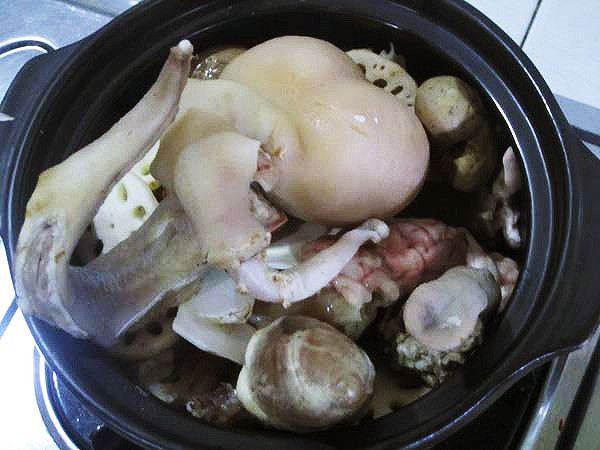 Cà dê (ngọc dương): Ngọc dương được xem là món ăn "tráng dương" cho phái mạnh. Để chế biến cà dê thành món khoái khẩu, người ta chọn dê đực đang lớn (tránh dê đực già) để làm thịt, lấy cà. Trong các món ăn được chế biến từ ngọc dương dê thì món ngọc dương hầm thuốc Bắc, ngọc dương ngâm rượu và ngọc dương nấu lẩu được nhiều quý ông ưa chuộng nhất.