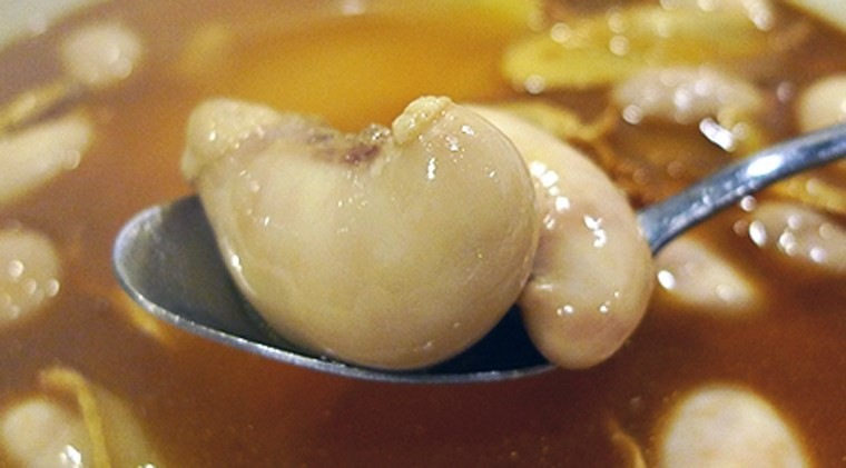 Để chế biến món ăn, đầu bếp cần lựa chọn những con gà trống to, khí thế tinh anh, mạnh mẽ. Sau khi mổ, người ta giữ phần thịt để chế biến các món ăn còn tinh hoàn được gom lại để chế biến súp. Món ăn này gồm lá hẹ băm nhỏ nhét vào giữa tinh hoàn, đem hấp cách thủy, ăn nóng.