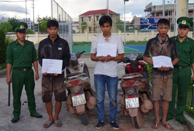 Ba thanh nien trom 30 xe mo to mang sang Trung Quoc tieu thu