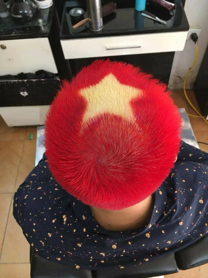 Mái tóc nhuộm cờ đỏ sao vàng cực chất của cổ động viên.