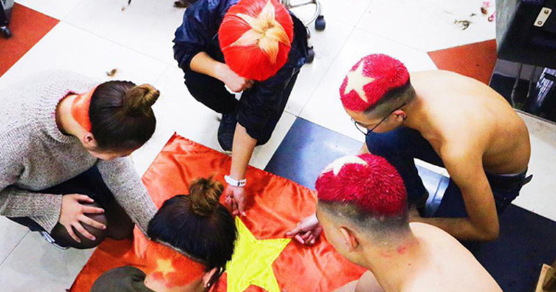 Cả một nhóm cổ động viên nhuộc tóc cờ đỏ sao vàng để cổ vũ đội tuyển Việt Nam.