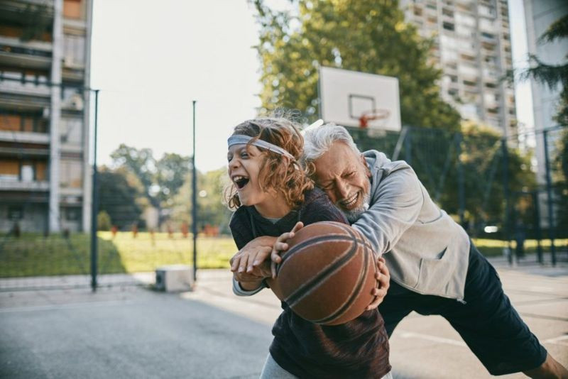 Tăng cường năng lượng: Caffeine có thể tăng sản sinh adrenaline, nhưng khi hết tác dụng, cơ thể sẽ cảm thấy mệt mỏi hơn cả khi không dùng caffeine. Giảm caffeine giúp cải thiện giấc ngủ, từ đó giúp cơ thể tỉnh táo suốt cả ngày. Giảm sử dụng các chất kích thích nhân tạo sẽ giúp tăng năng lượng tự nhiên, đặc biệt khi bạn thay thế caffeine bằng nước và các thức uống có lợi khác.