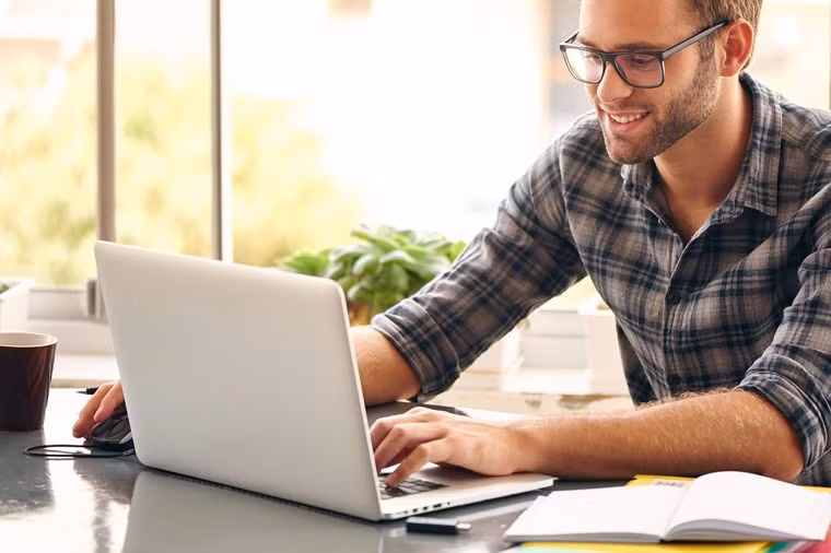 5. Dùng máy tính, điện thoại quá nhiều: Theo Hiệp hội đo thị lực Mỹ , một người dân nước này trung bình dành 7 giờ nhìn chằm chằm vào màn hình máy tính, điều này có thể dẫn đến hội chứng thị giác máy tính. Tiến sĩ Ansari nói, nhìn chằm chằm vào màn hình máy tính trong thời gian dài có thể dẫn đến các vấn đề về thị giác, bao gồm mỏi mắt và thậm chí tổn thương võng mạc.