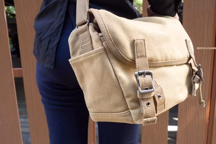 8. Khoác túi nặng lệch 1 bên vai: Khi mang túi nặng ở 1 bên, bạn làm xáo trộn góc của cổ và có thể gây áp lực lên các dây thần kinh nằm giữa các đốt sống cổ. Nếu có áp lực lên các dây thần kinh khi bỏ túi nặng ra khỏi vai, người ta có thể bị tê, ngứa ran và thậm chí đau ở vai và cánh tay. Các Hiệp hội Chiropractic Mỹ, cho biết túi của bạn nên có trọng lượng không quá 10% trọng lượng cơ thể.