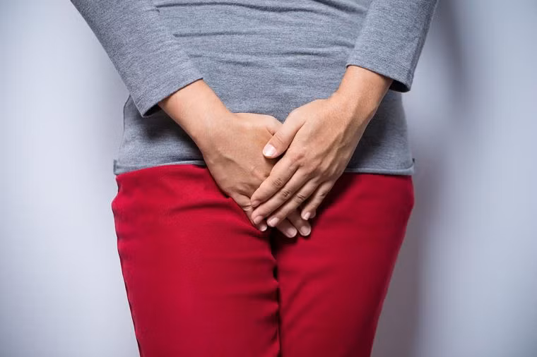 1. Nhịn tiểu: Thói quen này khiến nước tiểu sẽ bị ứ đọng, vi khuẩn có cơ hội phát triển trong bàng quang và có thể di chuyển ngược dòng về thận của bạn. Vệ sinh đúng lúc làm giảm thiểu nguy cơ nhiễm trùng. Ông Asif Anari, bác sĩ kiêm giám đốc y tế của Tập đoàn y tế Montefiore, nói rằng việc nhịn tiểu có thể khiến bạn bị nhiễm trùng bàng quang, thận và thậm chí là ảnh hưởng tuyến tiền liệt.