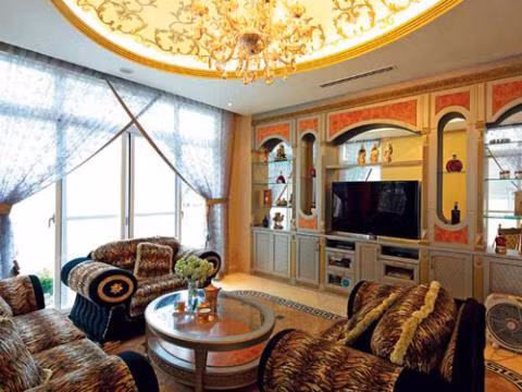 Nội thất trong nhà được lựa chọn theo phong cách cổ điển lẫn hiện đại toát lên vẻ sang trọng, tinh tế. Nổi bật nhất là bộ ghế da cao cấp được đặt từ nước ngoài về, bởi cô rất thích những giây phút ngồi trên nó thư giãn giữa không gian vàng dịu, ấm cúng.