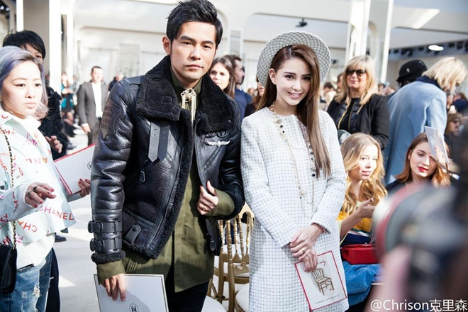 Khi xuất hiện cùng chồng, cô chọn bộ váy thanh lịch ton sur ton với mũ đội.