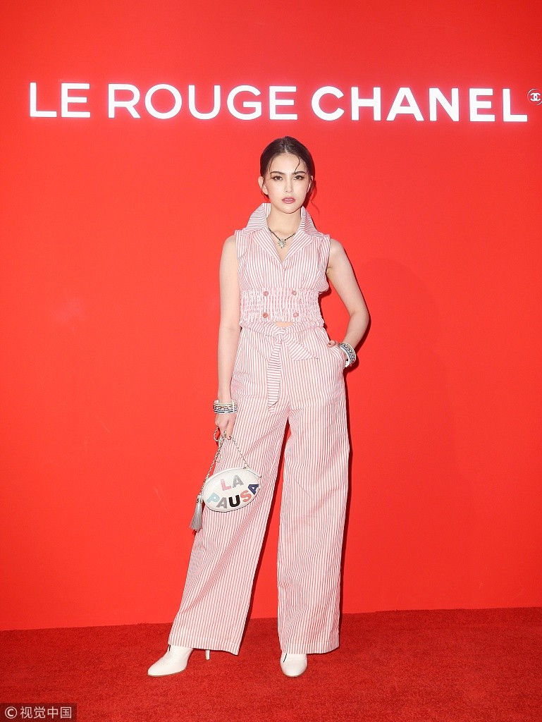 Bên cạnh việc chăm sóc da tỉ mỉ ban ngày, Côn Lăng còn chú trọng dưỡng ẩm vào ban đêm. Cộng thêm vào đó, bà xã Châu Kiệt Luân duy trì đắp mặt nạ và mát-xa da thường xuyên để da được nghỉ ngơi, thư thái, nhanh hồi phục trạng thái tốt nhất. Ảnh: Internet.