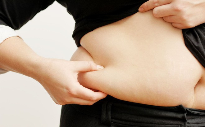 Mỡ thừa ở hai bên eo: Những người có mỡ thừa ở hai bên eo thường dễ có nguy cơ mắc bệnh tiểu đường hoặc tim mạch. Không chỉ vậy, họ còn dễ gặp phải các vấn đề như suy giảm trí nhớ, mất tập trung, thiếu tỉnh táo... Do đó, bạn nên thay đổi chế độ ăn uống lành mạnh hơn để ngăn ngừa các bệnh trên.