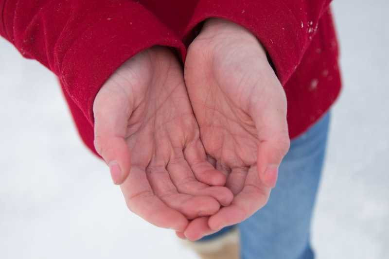 Lòng bàn tay đỏ: Lòng bàn tay đỏ có thể là triệu chứng sớm cảnh báo bệnh gan. Đặc biệt, bạn còn dễ gặp phải các vấn đề như mệt mỏi thường xuyên, cơ thể uể oải và không có đủ năng lượng làm bất kỳ việc gì khác.