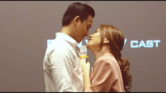 Không chỉ đồng điệu về trang phục, cặp đôi này còn thường xuyên dành cho nhau những cử chỉ tình tứ. 