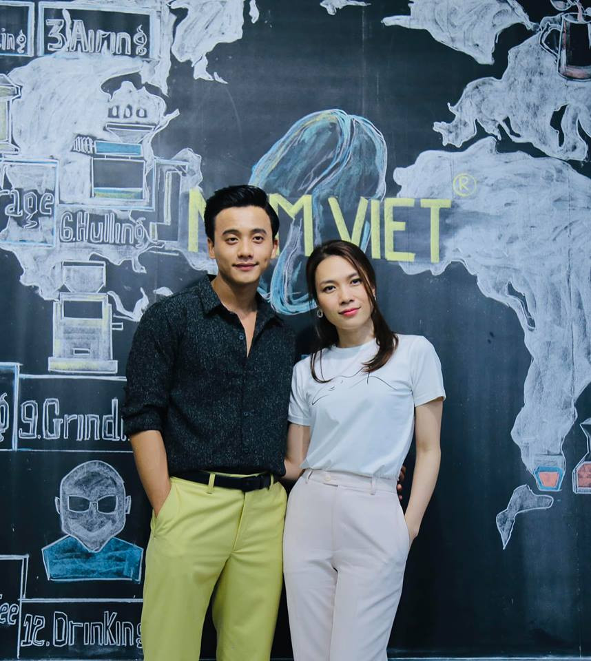 Khi chị chọn màu trắng thì anh lại chọn màu đen đồng điệu.