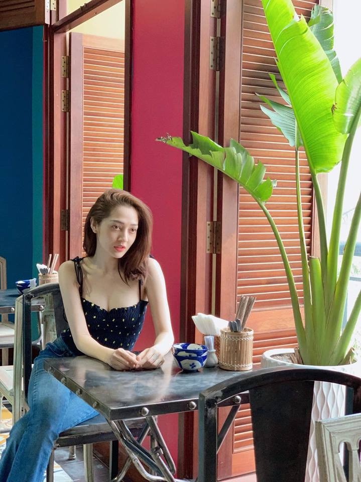 Nữ ca sĩ "Như lời đồn" diện áo hai dây khoe vòng một nóng bỏng.