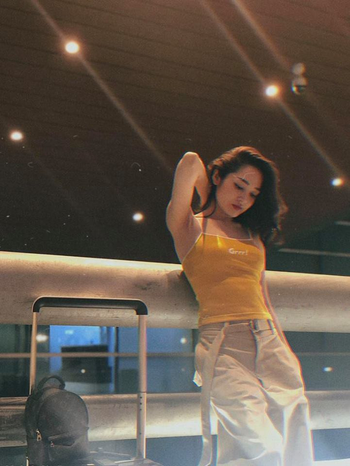 Trang phục từ nhà ra phố của Bảo Anh đều hết sức gợi cảm.