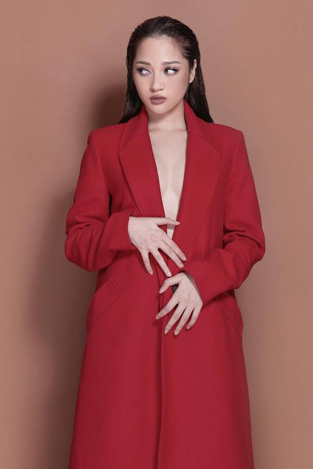 Bảo Anh diện áo khoác dài không nội y gây "nhức mắt".