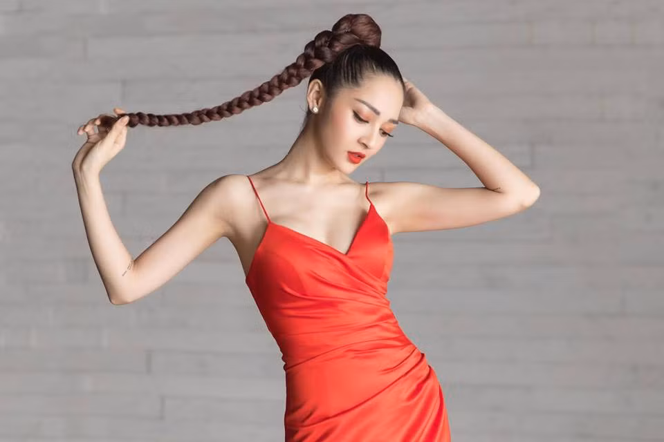 Các kiểu váy áo hai dây thường xuyên xuất hiện trong tủ đồ của Bảo Anh.