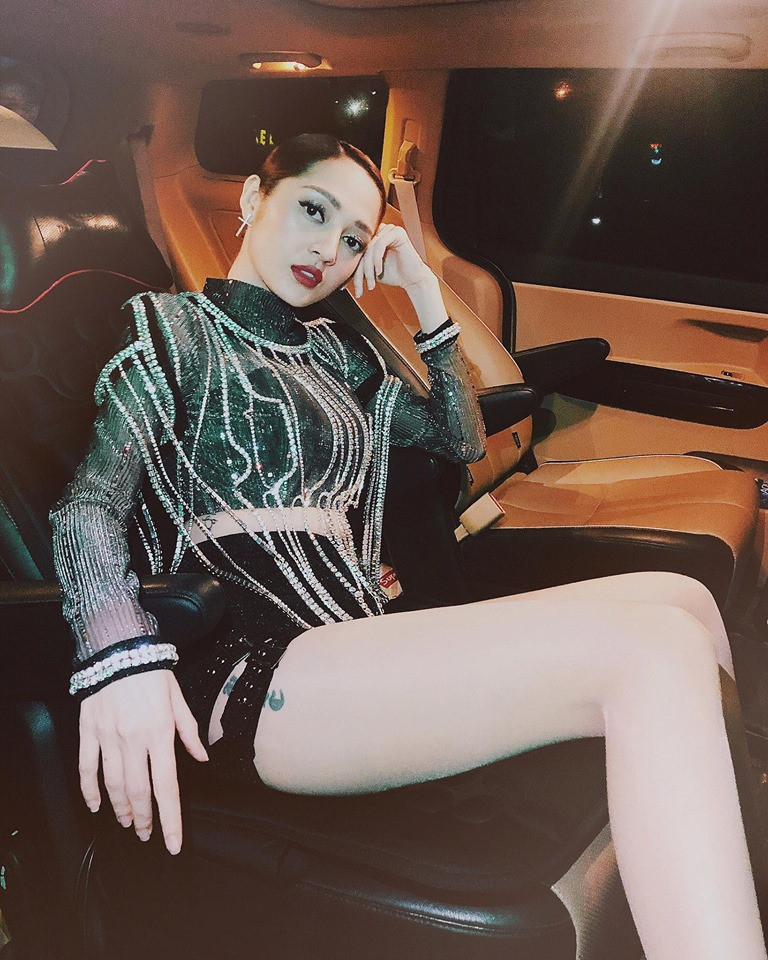 Nhiều bộ cánh của Bảo Anh gây “nhức mắt” vì trông chẳng khác gì nội y mặc nhà.