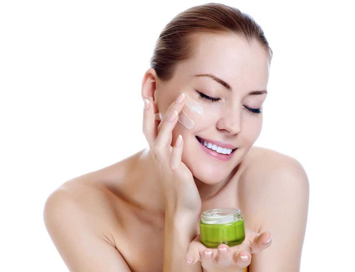 Chọn kem dưỡng ẩm không theo loại da: Kem dưỡng ẩm sẽ phân loại theo da. Nếu có làn da nhờn hoặc dễ bị mụn trứng cá, hãy tìm một công thức thích hợp với da đó. Một số công thức có chứa các thành phần có thể giúp chống lại mụn trứng cá và giữ cho làn da trông ẩm mượt.