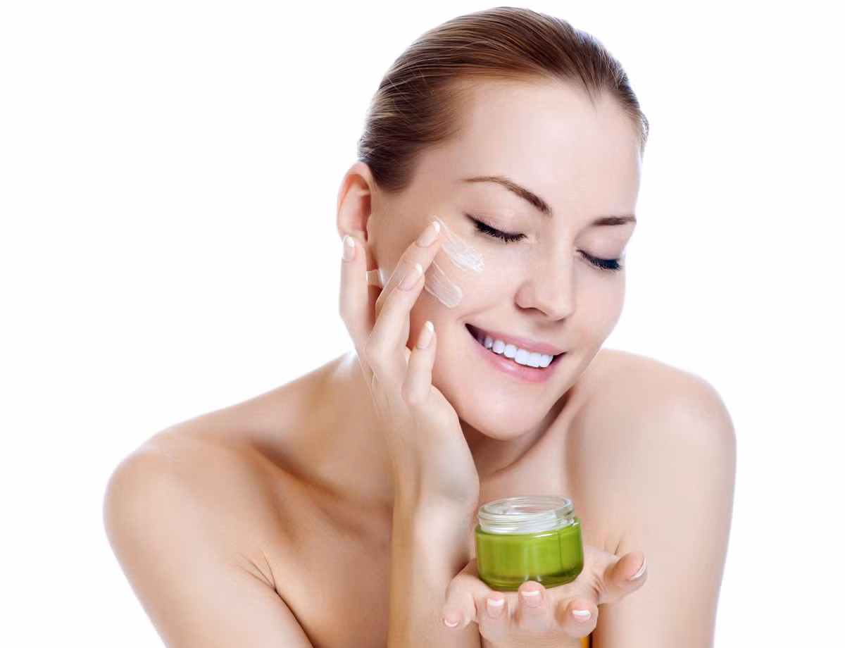 Chọn kem dưỡng ẩm không theo loại da: Kem dưỡng ẩm sẽ phân loại theo da. Nếu có làn da nhờn hoặc dễ bị mụn trứng cá, hãy tìm một công thức thích hợp với da đó. Một số công thức có chứa các thành phần có thể giúp chống lại mụn trứng cá và giữ cho làn da trông ẩm mượt.