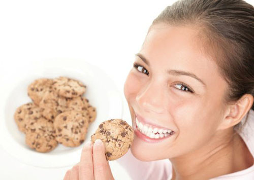 Ăn thực phẩm chứa muối trước khi ngủ: Đừng ăn bánh quy hoặc khoai tây chiên trước khi ngủ. Những thực phẩm chứa muối này có thể dẫn đến việc dư thừa chất lỏng, đặc biệt là quanh mắt. Và điều đó có nghĩa là bạn sẽ bị bọng mắt vào buổi sáng. Ảnh: Internet.