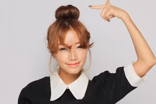 Buộc tóc khi đi ngủ: Việc buộc tóc khi ngủ khiến dầu sẽ bị tắc lại và chuyển tới khuôn mặt của bạn. Bởi thế da bạn sẽ trở nên bị dầu hơn và thậm chí bị mọc mụn.