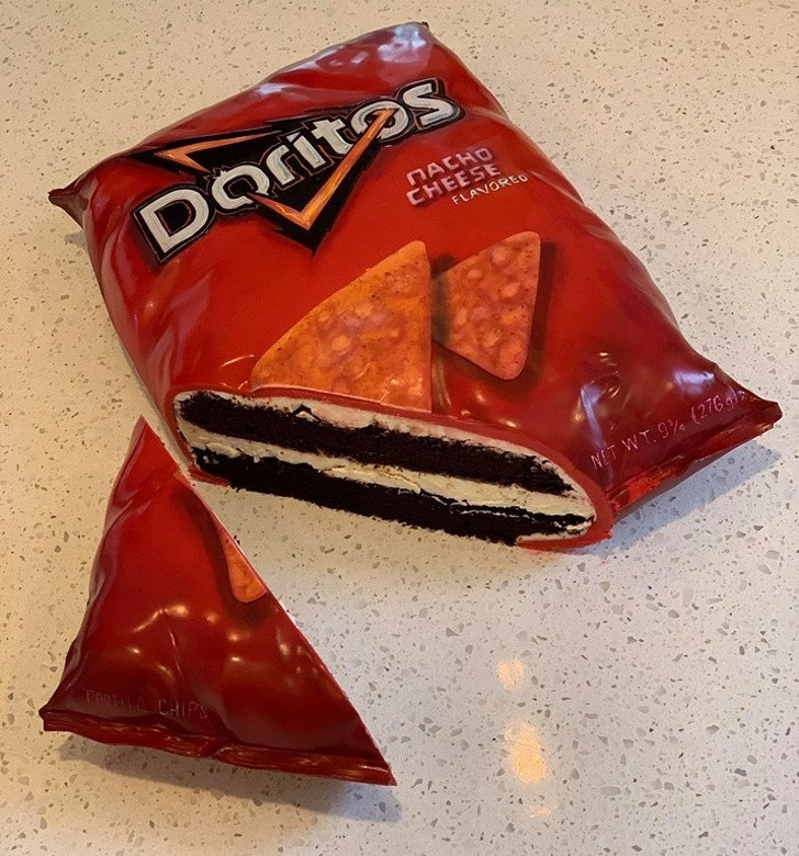 Chiếc bánh hình bao kẹo khiến người ăn ngỡ ngàng khi cắt đôi.