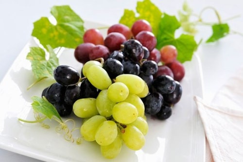 Cung cấp năng lượng: Carb - một loại cellulose đơn trong nho - là nguồn cung cấp năng lượng dồi dào cho cơ thể. Thậm chí, chỉ ăn vài quả trong thời gian ngắn cũng giúp bạn nhanh chóng lấy lại thể lực. Đồng thời, cơ thể sẽ chuyển hóa chậm và duy trì năng lượng lâu dài hơn, do quả nho sở hữu hàm lượng chất xơ cao.