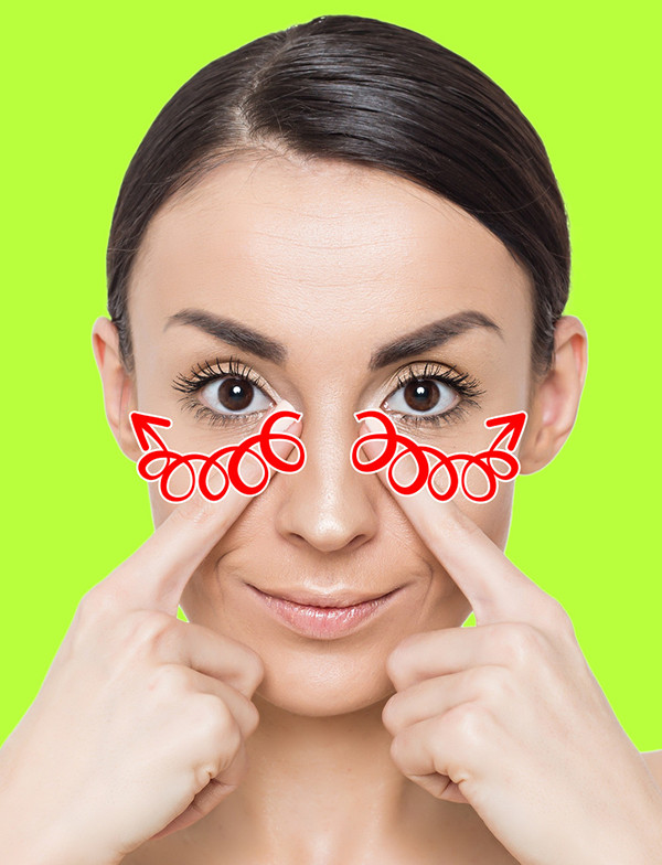 Dùng hai ngón tay trỏ massage vùng bọng mắt theo hình tròn, chiều từ đầu về đuôi mắt.