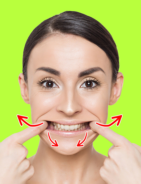 Dùng hai ngón tay trỏ kéo giãn khoang miệng, giữ trong 3 giây rồi thả lỏng. Lặp lại động tác 10 lần.