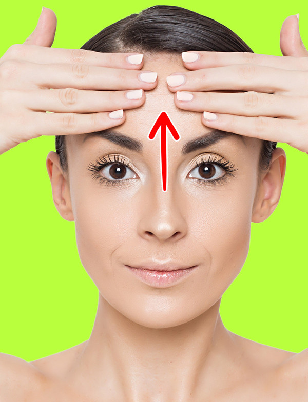 Dùng bốn ngón tay mỗi bên đặt lên giữa trán, vuốt ngược từ dưới lên trên 20 lần. Bài tập này có tác dụng xóa nếp nhăn, ngăn ngừa chúng hình thành.