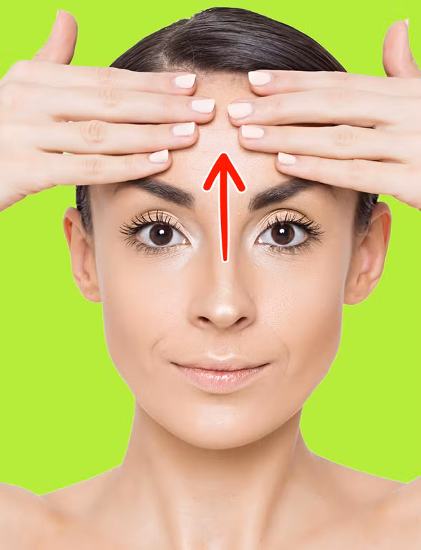 Dùng bốn ngón tay mỗi bên đặt lên giữa trán, vuốt ngược từ dưới lên trên 20 lần. Bài tập này có tác dụng xóa nếp nhăn, ngăn ngừa chúng hình thành.