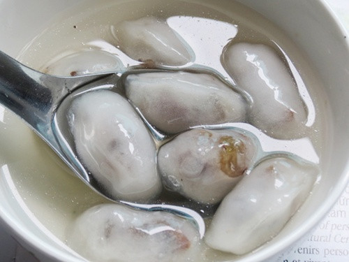 Chè bột lọc heo quay, vừa mặn vừa ngọt, vừa nóng vừa lạnh mang nét riêng của ẩm thực du lịch Huế. Ảnh: Internet.