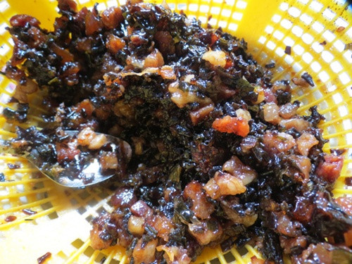 Thịt đùi heo quay cắt hạt lựu, trộn đường phèn, đổ nước xăm xắp, đặt lên bếp rim nhỏ lửa cho thịt ngấm đường, vớt ra đem phơi nơi bóng râm để thịt heo trở nên trong. Ảnh: Internet.