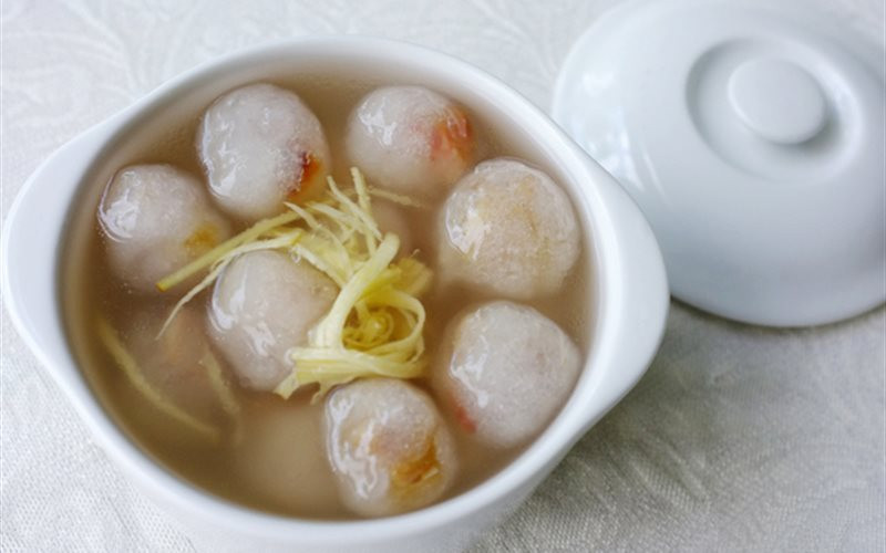 Trước đây, đặc sản xứ Huế này thường được làm vào những dịp giỗ chạp, đám tiệc của người dân địa phương. Vì món heo quay luôn có trong mâm cỗ, một vài miếng thịt nhỏ sẽ chuyển qua nấu chè. Ảnh: Cooky.