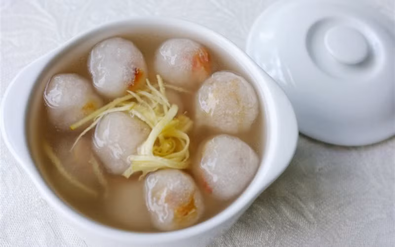 Trước đây, đặc sản xứ Huế này thường được làm vào những dịp giỗ chạp, đám tiệc của người dân địa phương. Vì món heo quay luôn có trong mâm cỗ, một vài miếng thịt nhỏ sẽ chuyển qua nấu chè. Ảnh: Cooky.