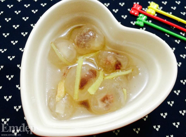 Bát chè bột lọc heo quay mang vị lạ khác hẳn những món chè Huế thông thường. Vị thanh ngọt của đường kết hợp với béo ngậy, mằn mặn của heo quay trong miếng bột lọc dẻo dai, thoảng nhẹ hương gừng khiến món chè không ngấy. Ảnh: Emdep. 