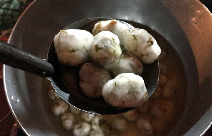 Khi thịt trong mới trộn vào một ít ngũ vị hương để nhân có mùi thơm đặc trưng, rồi cho nhân thịt vào giữa viên bột sao cho không có kẽ hở. Ảnh: Tuổi Trẻ. 