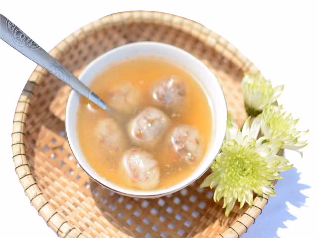 Món chè này được múc ra bát hoặc cốc, rắc thêm mè rang, thưởng thức ngay khi vừa nấu hoặc dùng nguội đều ngon. Với khách du lịch, cốc chè có thể có thêm đá lạnh để dễ ăn hơn. Ảnh: Báo Thừa Thiên Huế Online.